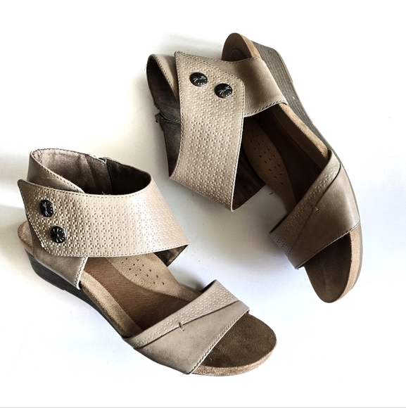 Cobb Hill by Rockport Hollywood 2 Piece Cuff Open Toe Wedge Sandals Khaki Sz 10 - Picture 1 of 12